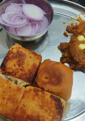 पाव भाजी (Pav bhaji recipe in hindi) रेसिपी मुख्य फोटो