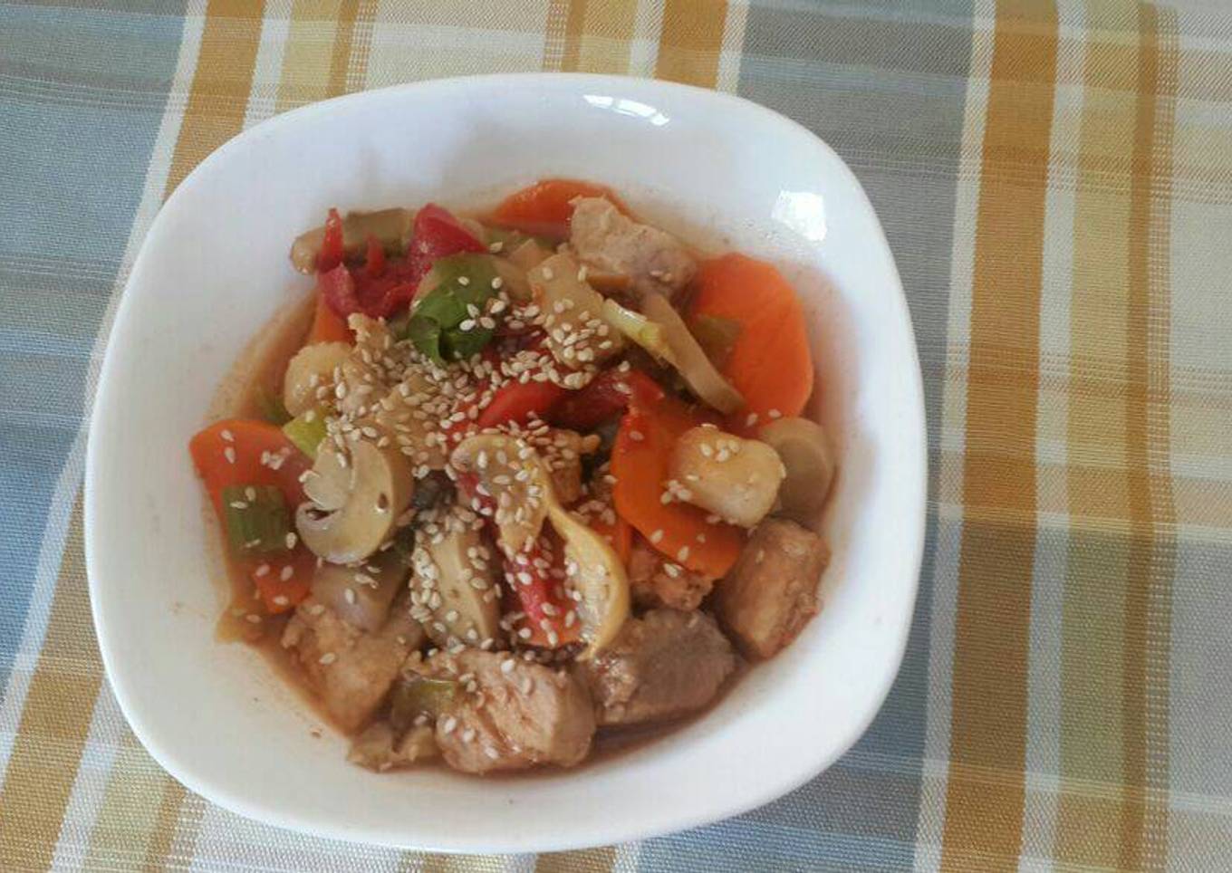 Salteado de cerdo agridulce y champiñones