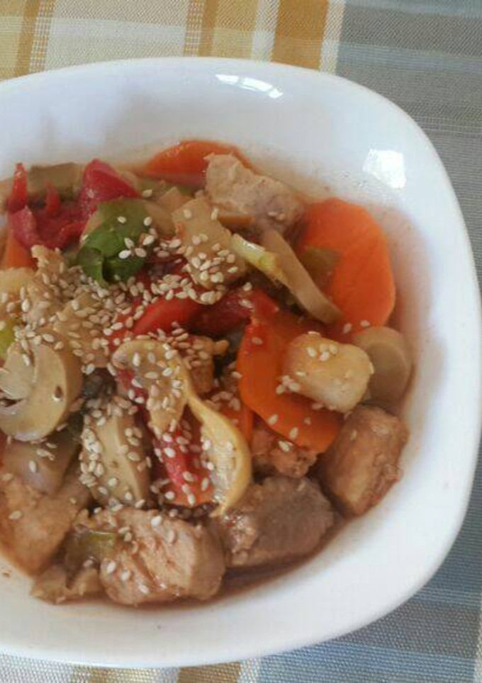 Una foto de Salteado de cerdo agridulce y champiñones