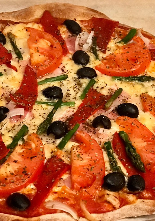 Una foto de Pizza de bacon, pimientos asados, trigueros y mucho más