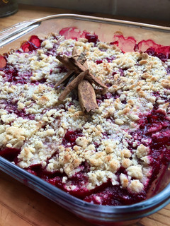 Una foto de Crumble de manzana con frambuesa
