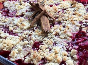 Una foto de Crumble de manzana con frambuesa