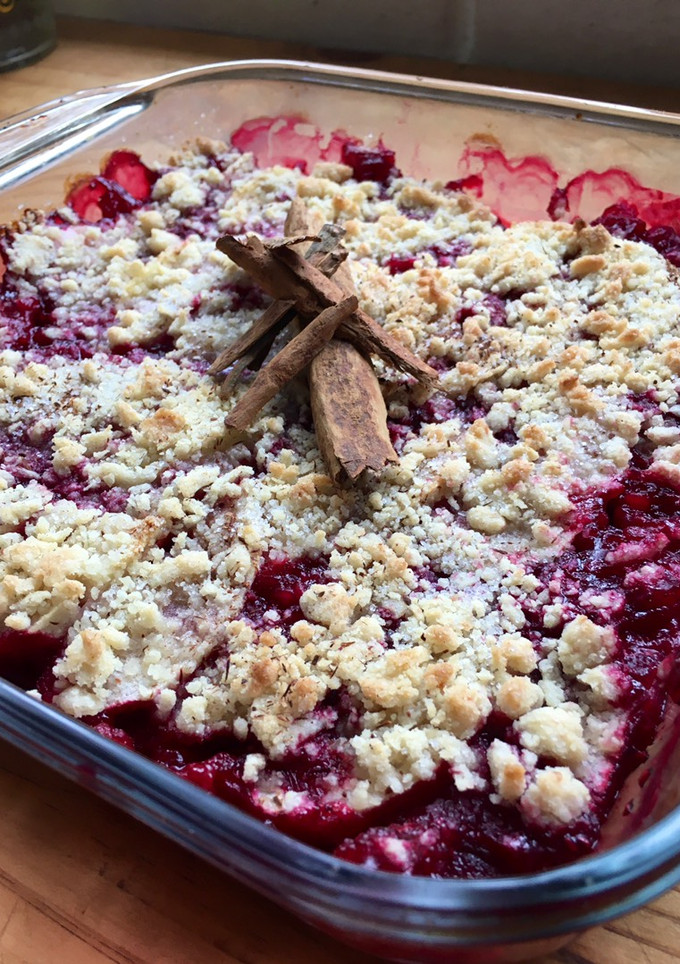 Una foto de Crumble de manzana con frambuesa