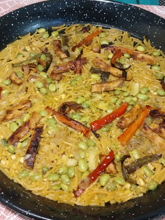 Una foto de Fideuá de "pollo" con verduras