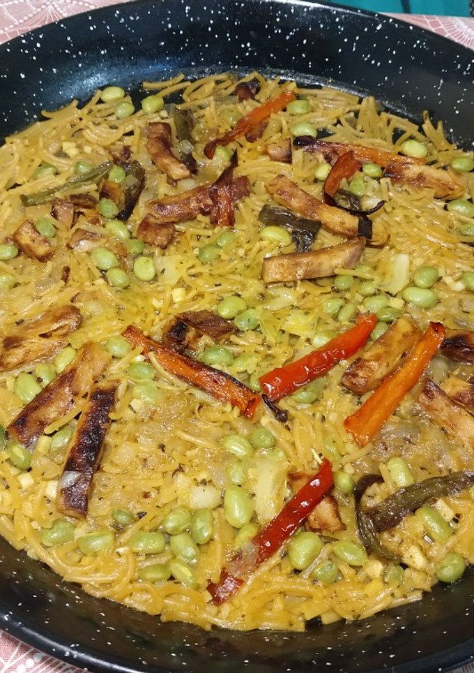 Una foto de Fideuá de "pollo" con verduras