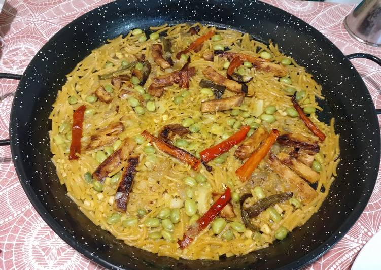 Fideuá de "pollo" con verduras