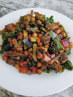 Una foto de Salteado de espárragos y kale con garbanzos