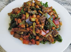 Foto principal de Salteado de espárragos y kale con garbanzos