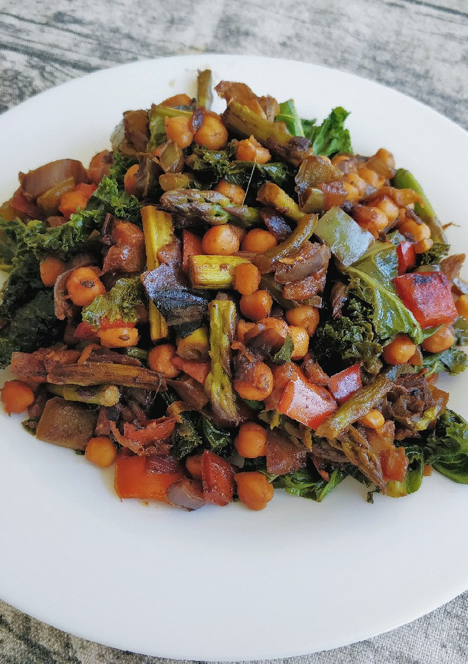 Una foto de Salteado de espárragos y kale con garbanzos