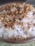 Arroz branco com furikake caseiro