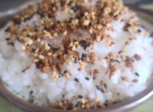 Foto de Arroz branco com furikake caseiro
