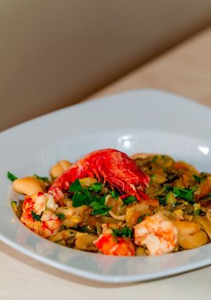 Foto di Pasta di Legumi con Gamberi Rossi, Zucchine e Carote