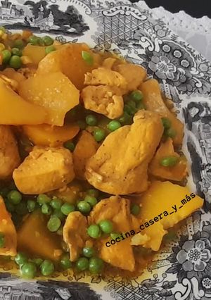 Una foto de Pollo en amarillo con almendras y guisantes