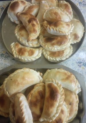 Una foto de Empanadas de Carne o Jamón, Queso, Palmitos y Roqueford