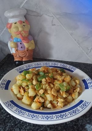Una foto de Revuelto tibio de zapallitos con pollo 🥔🥕