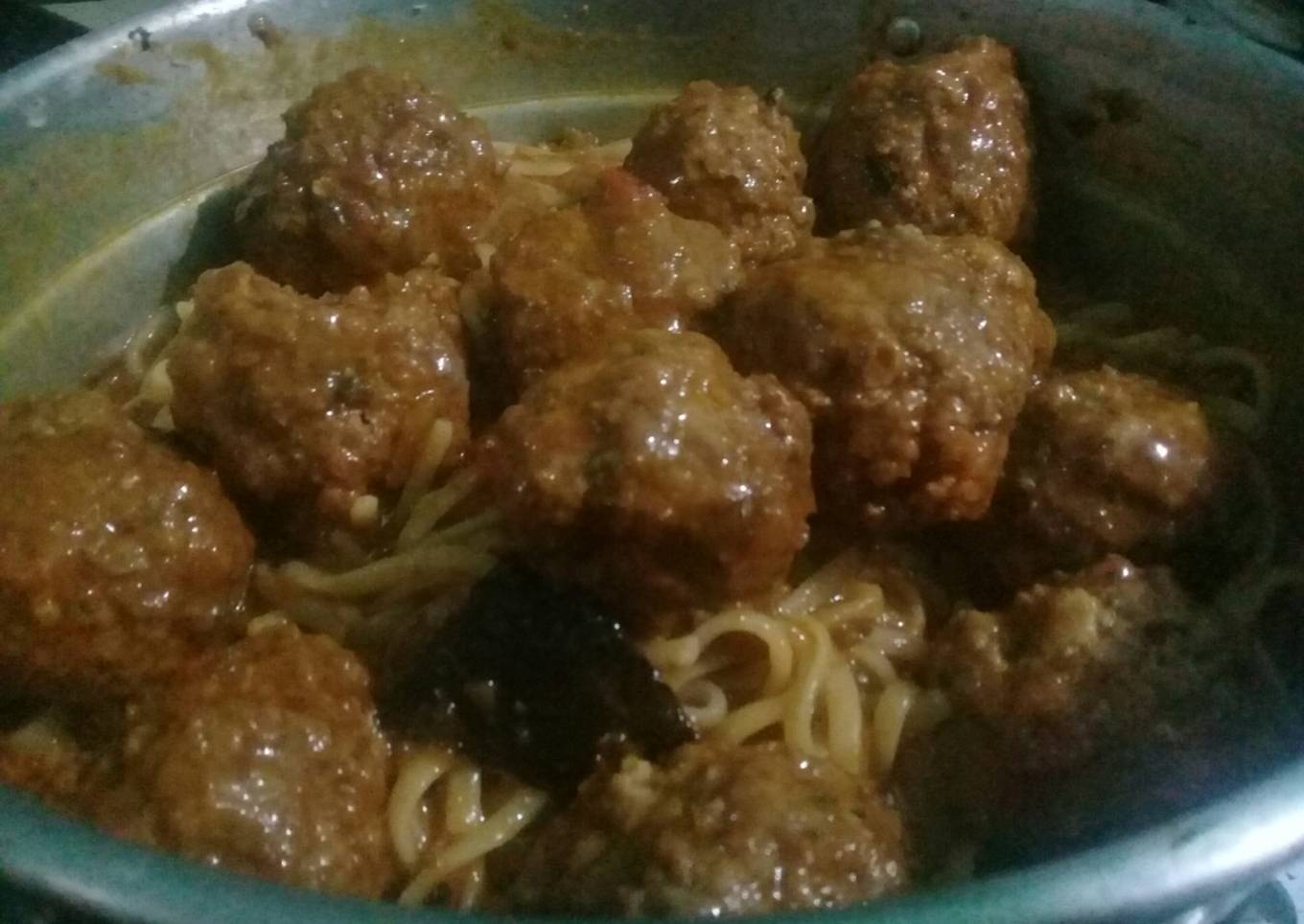 Fideos con tuco y albóndigas