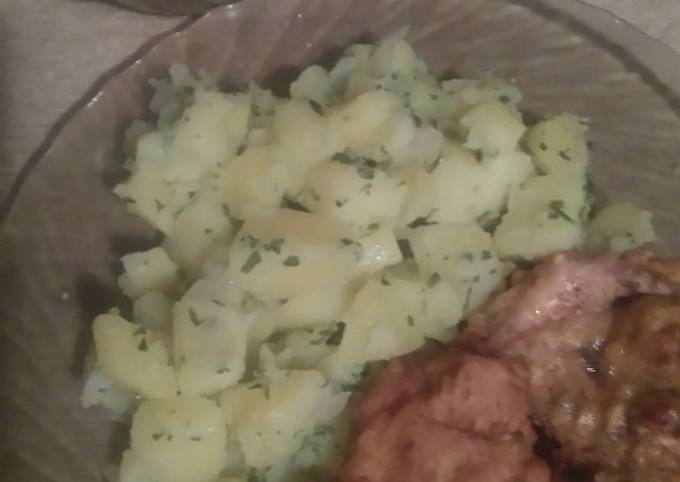Hagymás-zöldpetrezselymes krumpli, fűszeres palacsintatésztában sült csirkemellel😊 recept foto
