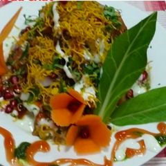 A picture of Spinach potato pakoda chat.