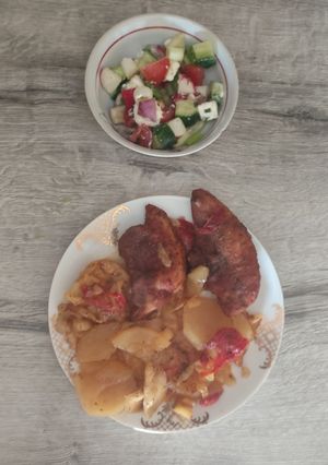 2005. Egyszerű tepsis hús és köret 😋 recept fotója