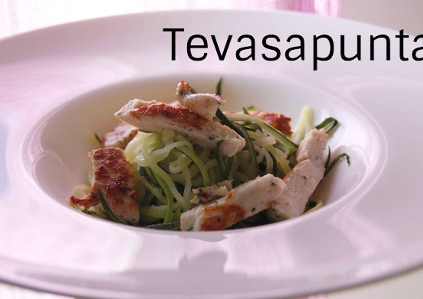 Espaguetis de calabacín a las finas hierbas