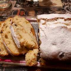 A picture of Budín de vainilla con pasas y dulce de batata.