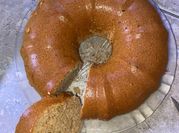 Una foto de torta con yogur