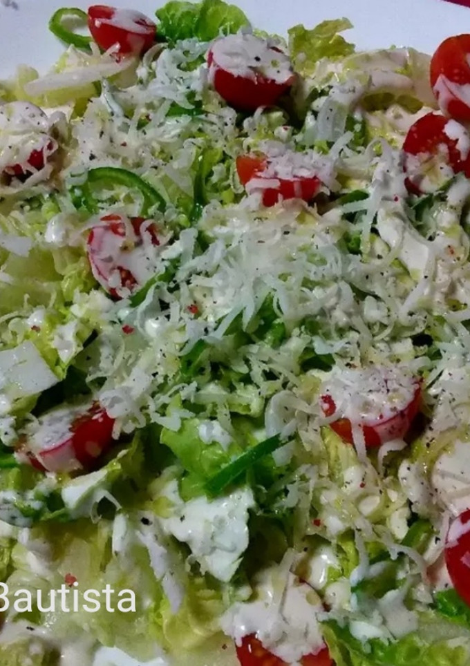 Una foto de Ensalada con salsa de queso