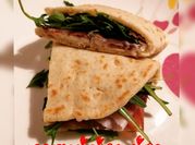 Una foto di piadina al prosciutto