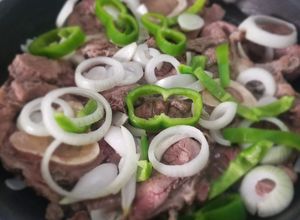 Una foto de Caracú encebollado con sofrito agridulce