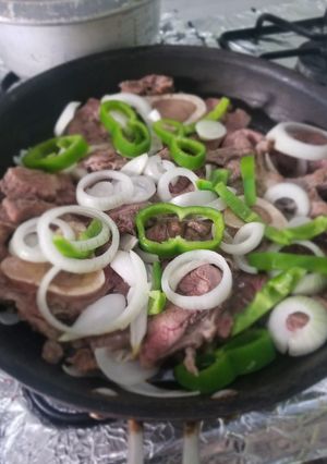 Una foto de Caracú encebollado con sofrito agridulce