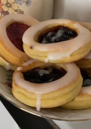 Zdjęcie przepisu Okrągłe ciastka z dżemem i lukrem.