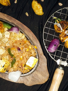 தந்தூரி மோமோஸ் வெஜ் சிஸ்லர் (Tandoori momos veg sizzler recipe in tamil) செய்முறை முக்கிய புகைப்படம்