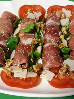 Una foto de Ensalada de rollitos de jamón