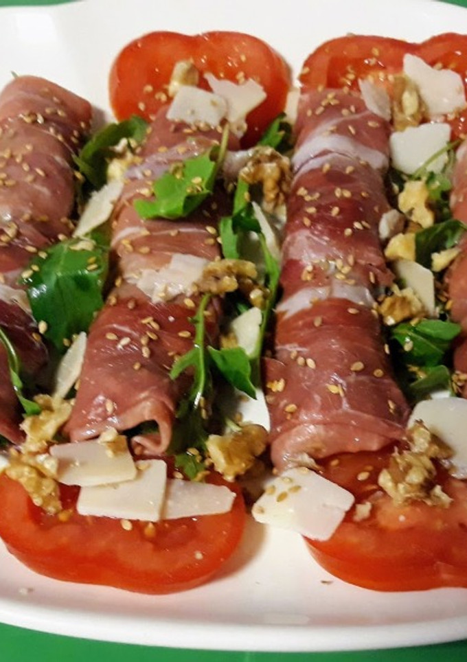 Una foto de Ensalada de rollitos de jamón
