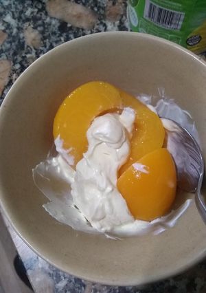 Una foto de Duraznos en conserva con crema LIGHT y..