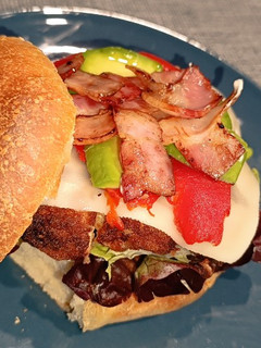 Una foto de "Chicken Burger" con panecillos de brioche caseros
