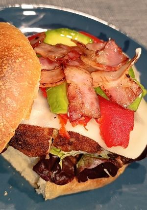 Una foto de "Chicken Burger" con panecillos de brioche caseros