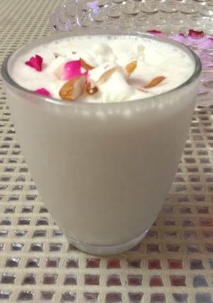 केला मिल्क शेक(kela milkshake recipe in hindi) रेसिपी मुख्य फोटो