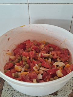 Una foto de Ensalada de tomates🍅🍅🍅