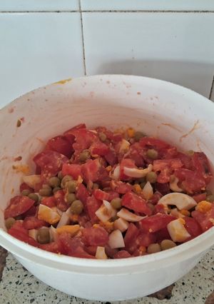 Una foto de Ensalada de tomates🍅🍅🍅
