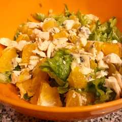 Una foto de Ensalada de lechuga, naranja y roquefort ideal para la primavera