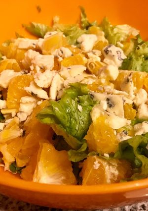 Una foto de Ensalada de lechuga, naranja y roquefort ideal para la primavera