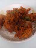 Migas de supermercado, enriquecida con tocino curado, espárragos y tomate