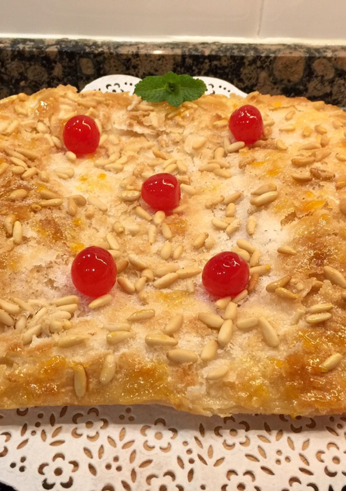 Una foto de Coca de hojaldre rellena de Cabello de ángel sin gluten