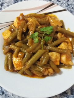 Una foto de Judía verde con pollo y tomate frito