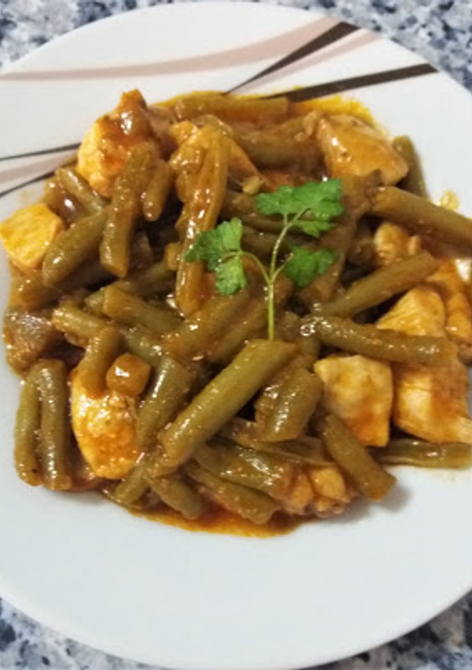 Una foto de Judía verde con pollo y tomate frito