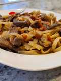 Tagliatellis de arroz con ternera y bacon