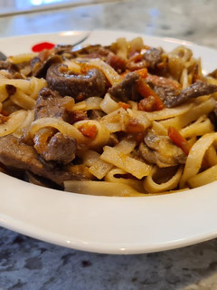 Una foto de Tagliatellis de arroz con ternera y bacon