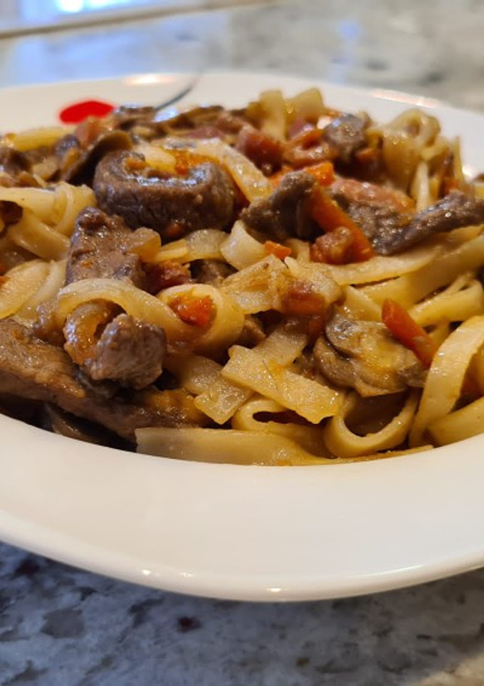Una foto de Tagliatellis de arroz con ternera y bacon