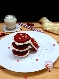 सँडविच रेड वेलवेट कूकीज (Sandwich red velvet cookies recipe in marathi) रेसिपी चे मुख्य फोटो 
